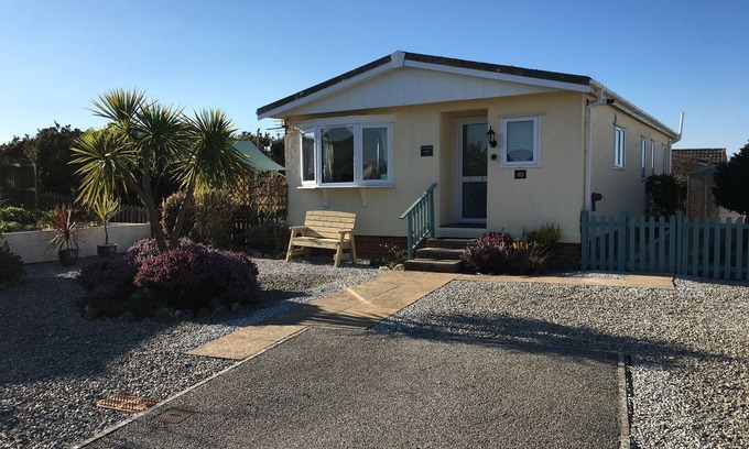 Padstow Cabin | A Little Haven- Lovely 4 Bedroom Lodge, secure garden, en-suite to master WIFI