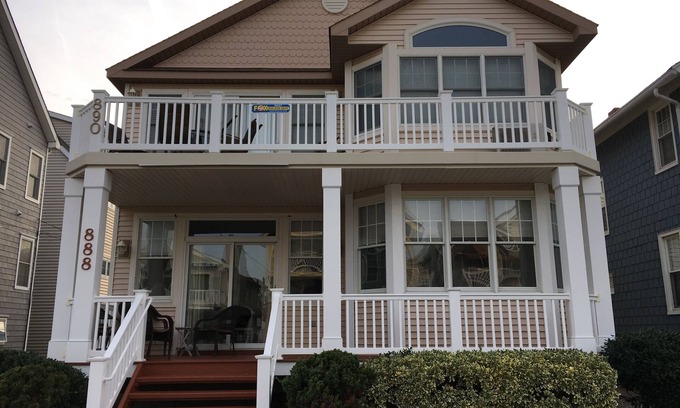 North End House | A+ Location! New kitchen-Family Friendly-Sleeps 12. Many amenities!-3 park spots