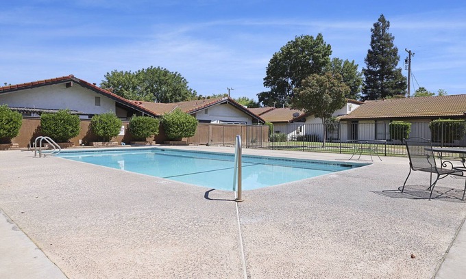 Raisin Condo | A lovely 2 bedroom 2 bath Condo with pool