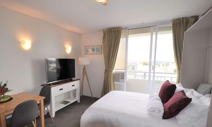Cremorne Apartment | A Lovely Light Filled, Modern Furnished Studio In A Central Location