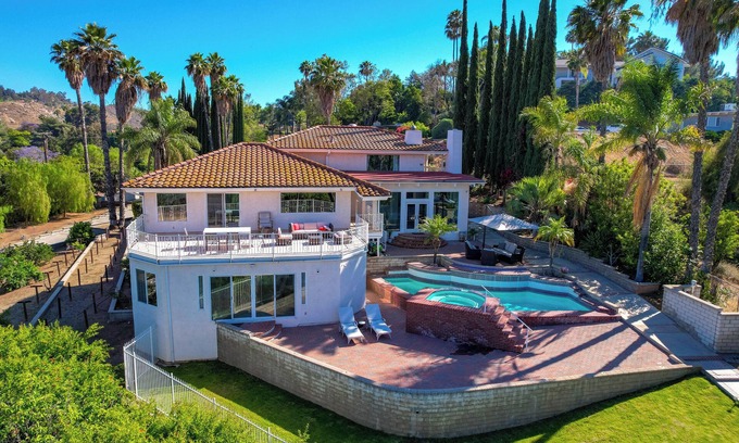 Riverside House | A Luxurious Getaway with Stunning Views