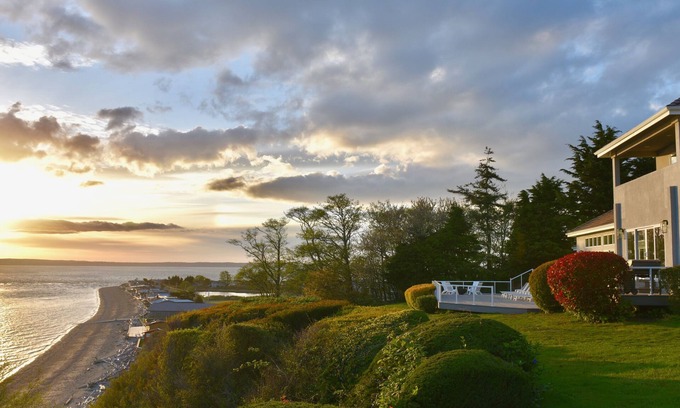 Freeland House | A Luxury Vacation Home on Whidbey with Beach Access