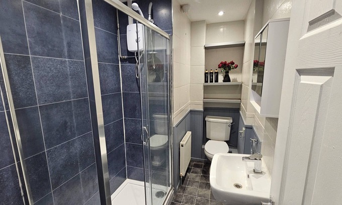 Quedgeley House | A modern 4 Bedroom and 2 bathrooms House. Private parking. Quiet area.