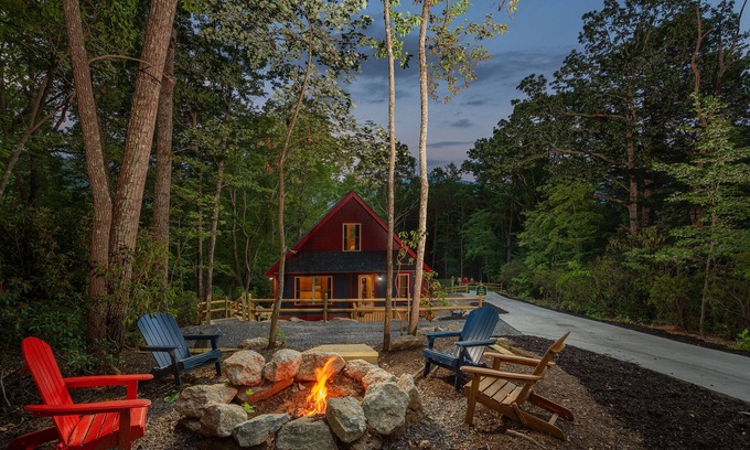 Fairview House | A Modern Cozy 2BDR Cabin Roosters Den
