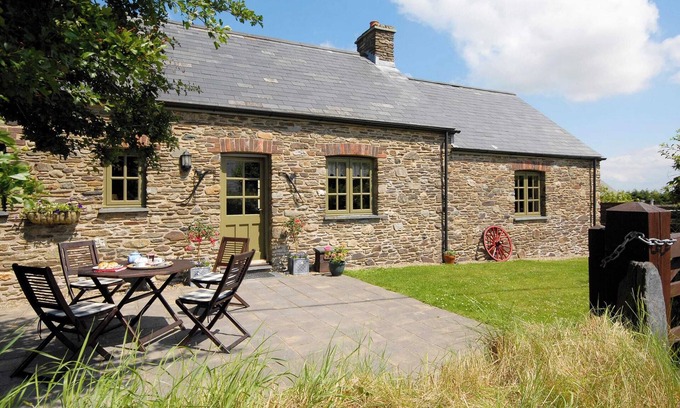Haverfordwest Cottage | A modern holiday cottage in Mathry, Pembrokeshire, where pets are welcome.