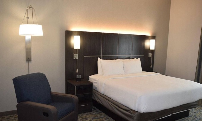 Metrocenter - North Rhodes Park House | A Modern Retreat w/ Free WiFi! Onsite Golf Course