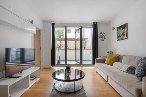 North Kensington Apartment | A modern two bedroom flat with private parking