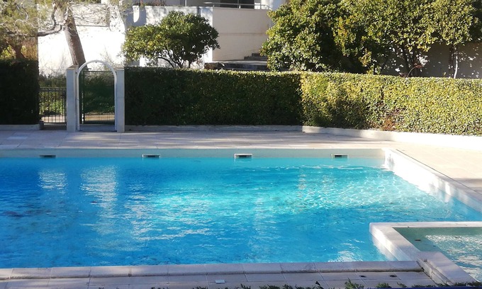 Garrigues Apartment | A Nimes T3 on Golf, Garden, swimming pool and garage in secure residence
