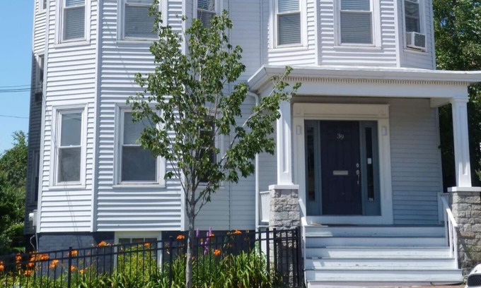 Munjoy Hill Apartment | A Peaceful Oasis on Munjoy Hill: 1st flr 3BR + parking