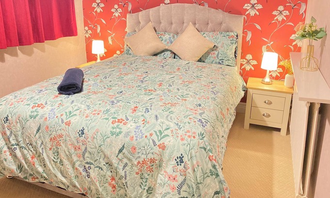 Heaton House | A Perfect And Relaxing Place to Stay in Romford Connected to Elizebeth Line