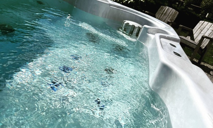 Bude Cabin | A pet friendly Roundhouse cabin with electric hot tub.