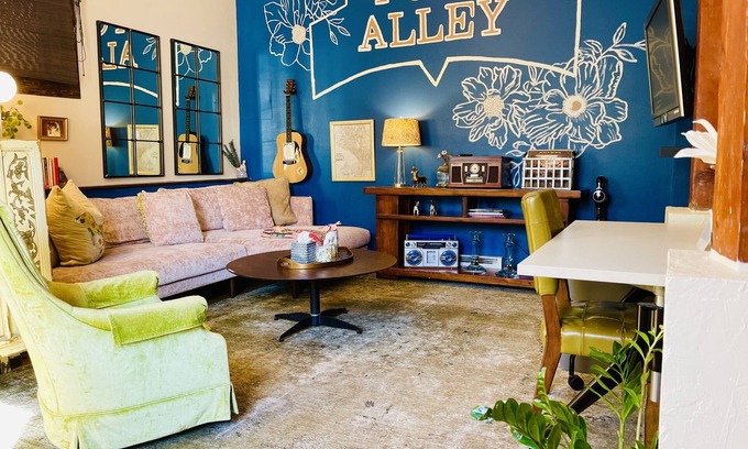 Mid-Beacon Hill Apartment | A PINK DOOR WELCOME near eateries breakfast + parking included