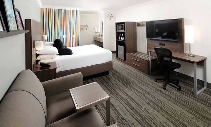 Temecula Hotel | A Place You'll Surely Enjoy with Pool Near Lake Skinner and Wine County!
