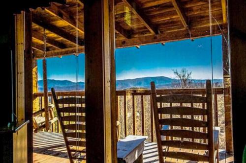 Gatlinburg - Pigeon Forge Hotel | A Postcard View