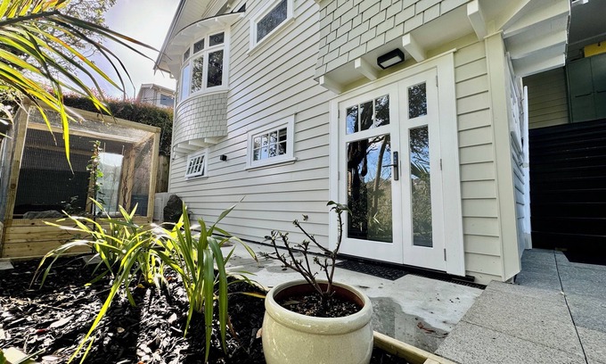 Parnell Apartment | A private studio on Hobson Bay in historic Parnell. Central Auckland.