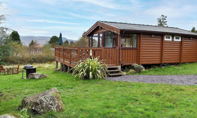 Bronaber Cottage | A quintessential cosy log cabin awaits in a fantastic area.