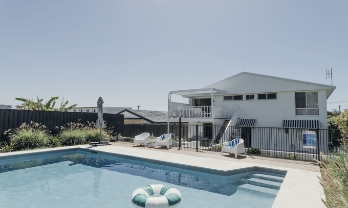 Caves Beach House | A relaxing luxury oasis, family-friendly pool, 5 mins to beach + 1pm checkout!