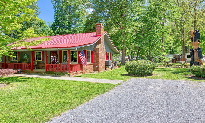 Maggie Valley Cabin | A Relaxing Retreat on Jonathan Creek. A Couples Getaway.