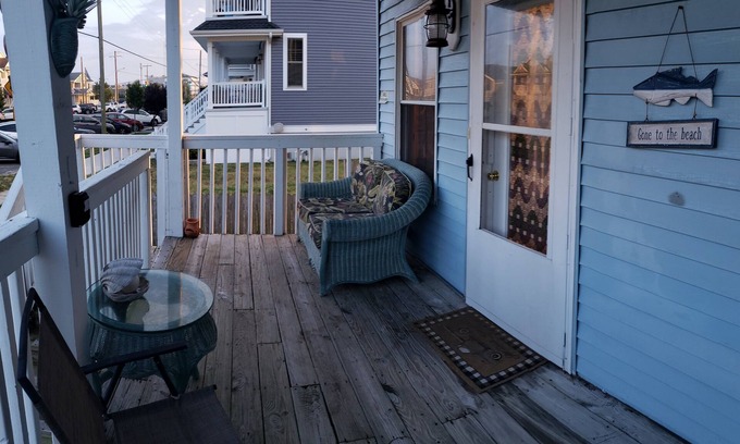 North End House | A Sandcrab & Jellyfish Walk Into a Sand-Bar