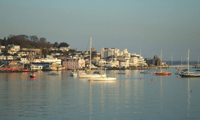 East Cowes Cottage | A seafront holiday home with panoramic views of Cowes Harbour and the Solent.