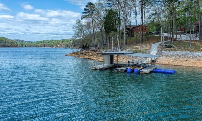 Jacksboro House | A Shore Thing - no steps to dock! Hot tub, fire pit (Sleeps 22)
