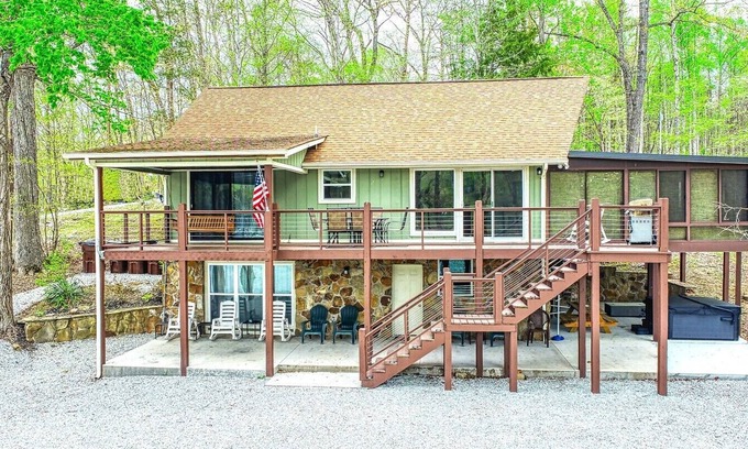 Rocky Top House | A Shore Thing - no steps to dock! Hot tub, fire pit ~ Sleeps 22 ~