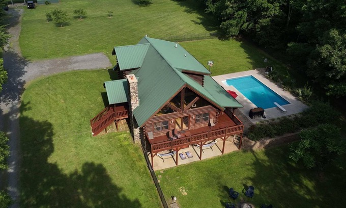 Salisbury Cabin | A Slice of Salisbury-Pool, Hottub 10 Acre