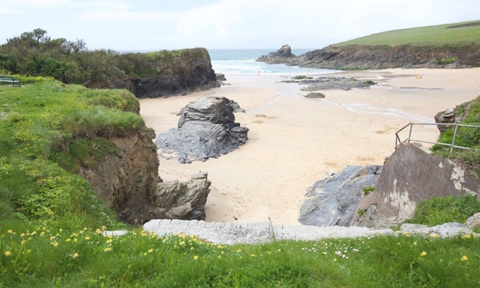 Trevone Apartment | A spacious 4 double bedroom property, sleeping 8, situated opposite the beautiful beach at Trevone