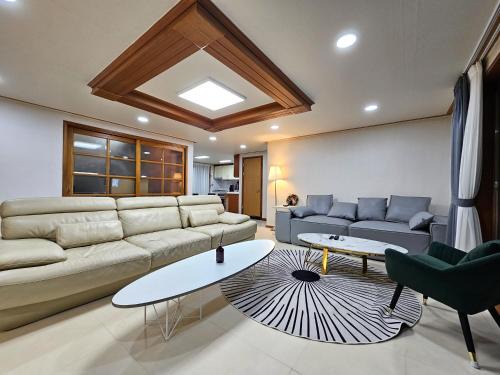 Yeoksam Apartment | a spacious and comfortable house with a rooftop in the city center