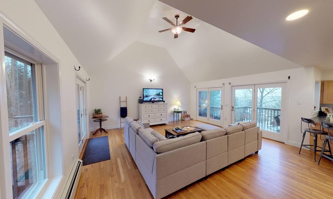 Northport House | A spacious ocean view apartment on Penobscot Bay in historic Temple Heights