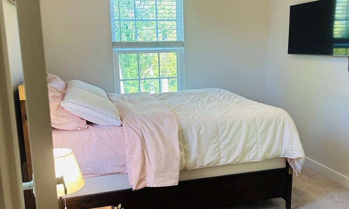 Landover House | A spacious room with private bathrooms and private balcony, 5 min drive to UM