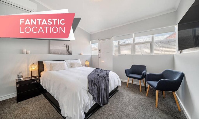Glenelg South Apartment | A Stone's Throw - Cafes, Parking, WiFi