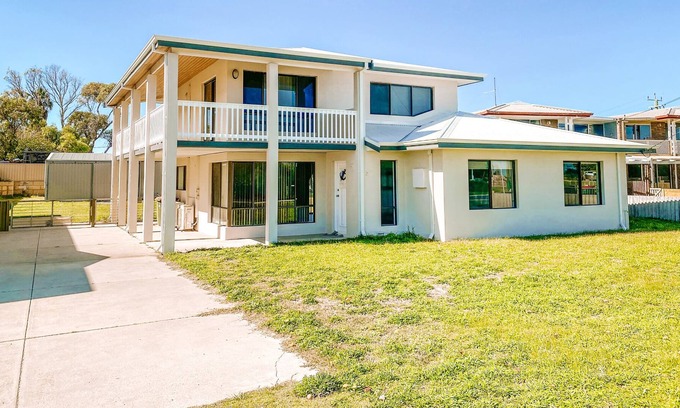 Lancelin House | A stunning, spacious and modern two-storey holiday home with ocean views.