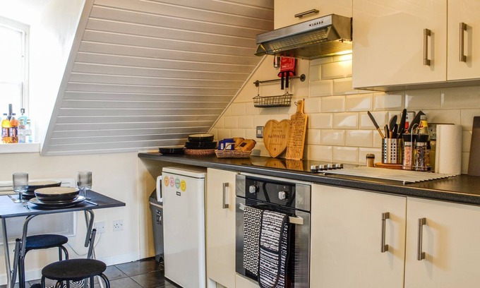 Central Aberdeen Cottage | A stylish boutique apartment, superbly situated to make the most of this cosmopolitan city.