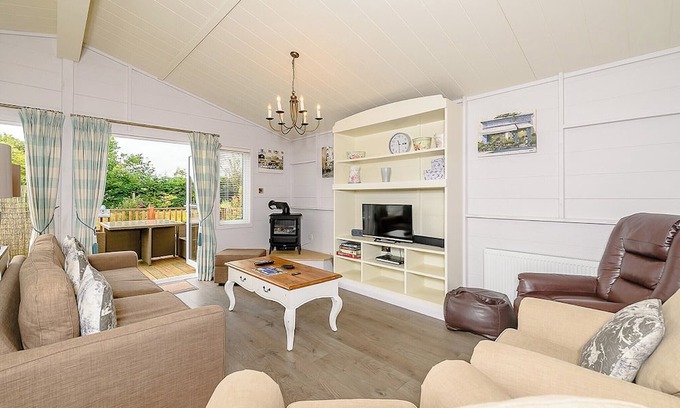 Honiton Ski Chalet | A stylish lodge with one master double with en suite shower room.