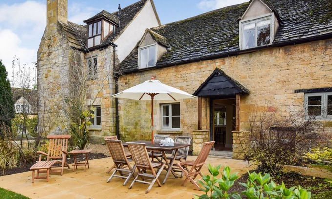 Winchcombe Cottage | A sudeley castle cottage that sleeps 8 guests in 4 bedrooms