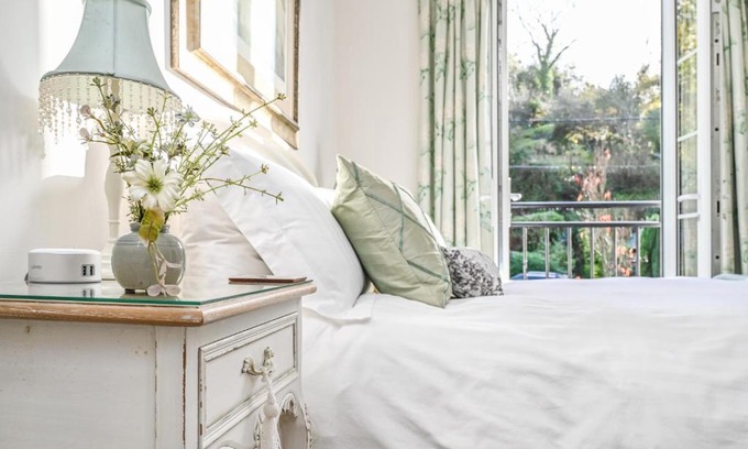 Milton Combe House | A Superb Bijou Retreat with Jacuzzi near an Excellent Village Pub