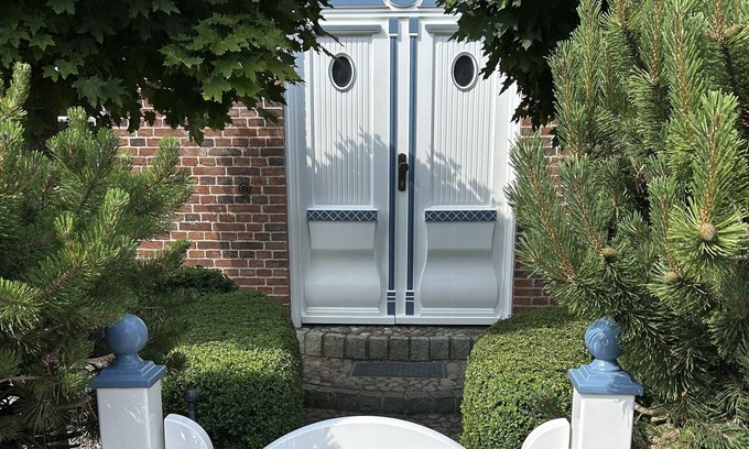 Risum-Lindholm House | A thatched semi-detached house with parking space for up to 2 cars.