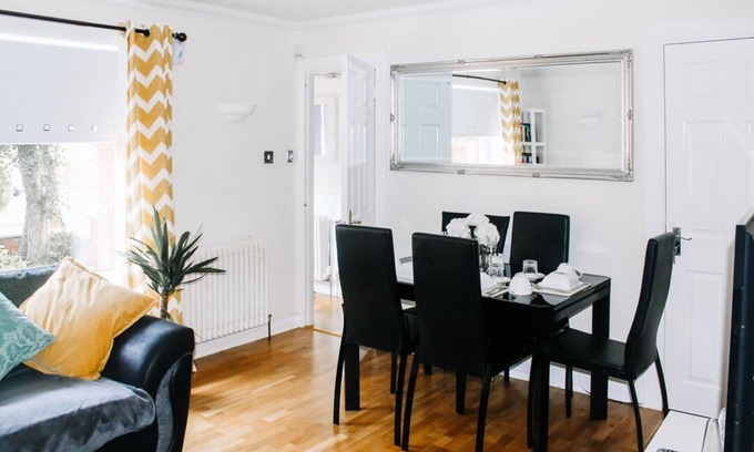 Glasgow House | A three bedroom apartment , with 2 bathrooms . Suitable for a group of 5/6