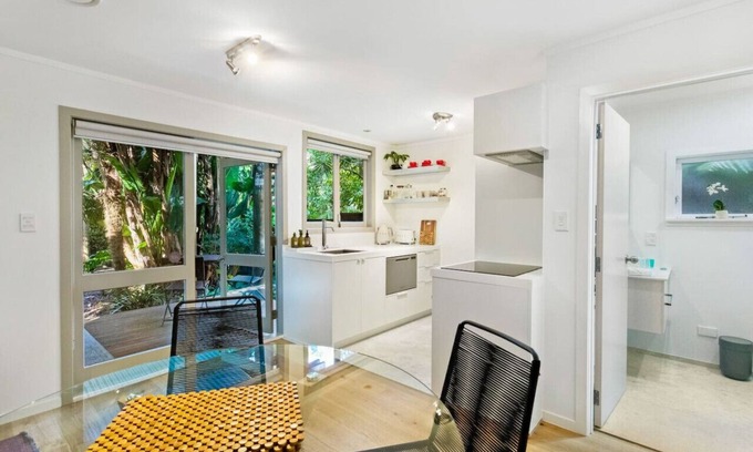 Freemans Bay House | A Tropical Escape in Freemans Bay with Air-Con