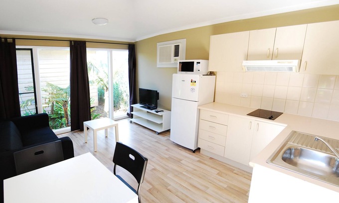 Kurnell Cabin | A tropical Queensland style tourist park offering affordable accommodation.