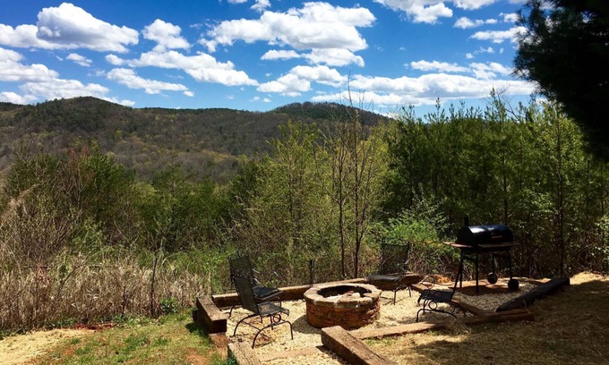 Sautee Nacoochee Cabin | A View From Above | Dog Friendly w/Screened in Porch and Hot Tub, Near Helen GA