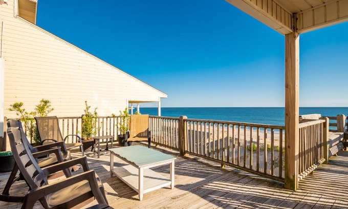 Long Beach House | A Villa Roja by Oak Island Accommodations