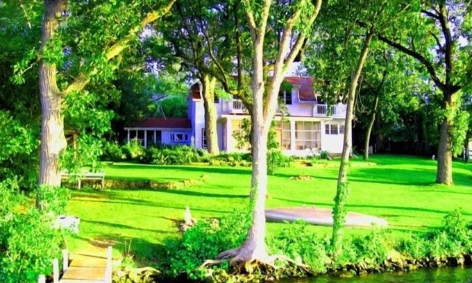 Ripon House | A Vintage & Historical Lake Front Home (Sleeps 12) Pet Friendly