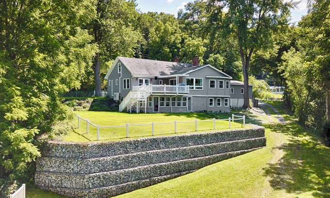 Valois House | A Wave From It All: Keuka Lake + Close to Wineries