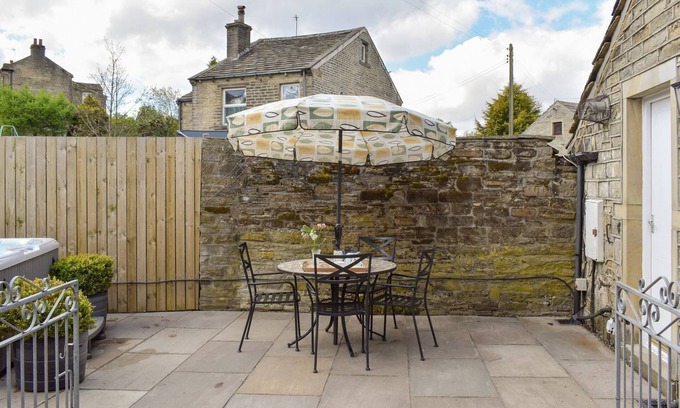 Cartworth Cottage | A wonderful opportunity for a rural break on the edge of the Peak District National Park.