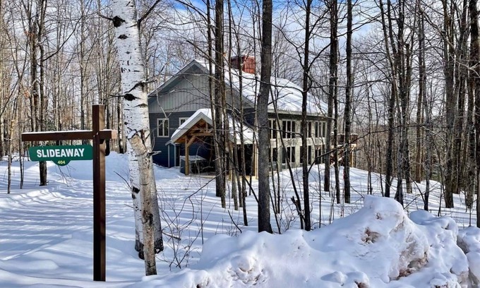 Bessemer House | A Wonderful Vacation Home Set in the Woods with Unique Envelope Architecture