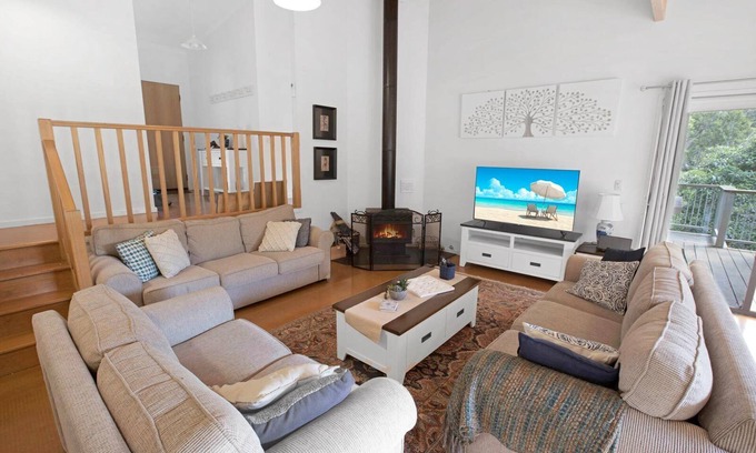 Metung House | A Wood Haven: Experience a serene holiday with your friends and family