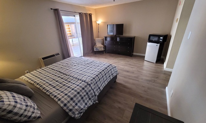 Pico - Robertson Hotel | (A17) Lovely Queen Bed Hotel Style