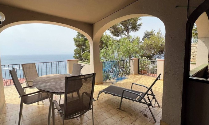 El Mas Fumats Apartment | A2 flat in Roses with sea views AV-13